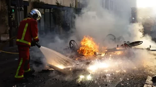 Sokakların alev aldığı Fransa'da sarı yelekliler alarmı! Polis sayısı artacak