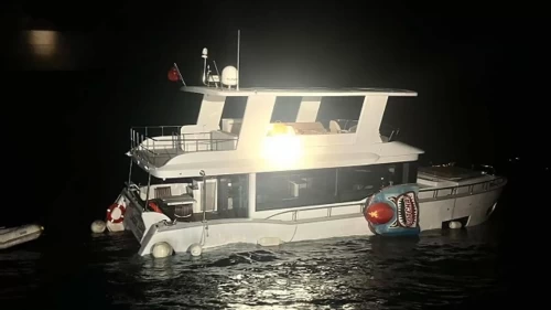 Ayvalık'ta batma tehlikesi geçiren teknedeki 2 kişi kurtarıldı