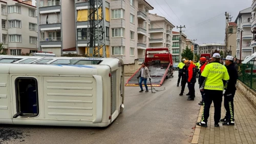İki minibüs çarpıştı, biri devrildi! Yaralıların çoğu öğrenci