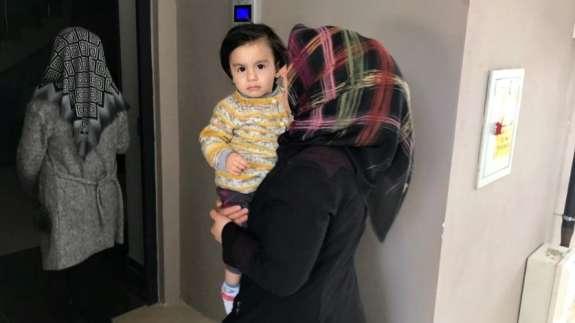 Mahsur kalan çocuğu itfaiye kurtardı