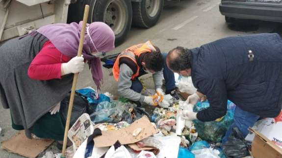 Yanlışlıkla çöpe attı! Didik didik aradılar