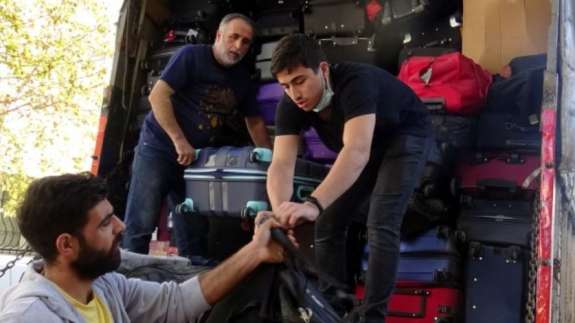 Bavul bavul indirdiler! Telefonlar 3'te 1 fiyatına satılıyor