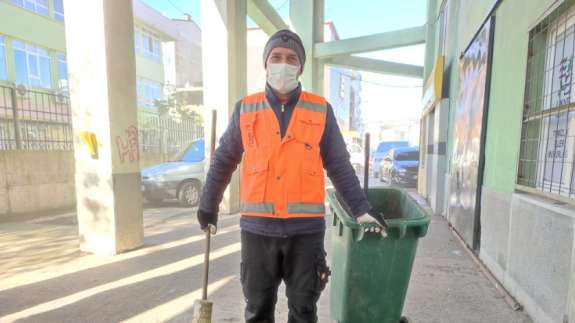 Çöpe atacaktı, poşetin ağırlığından şüphelenince...