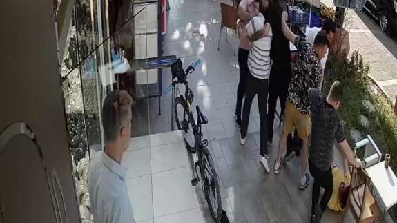 İzmir’de doktora dehşeti yaşattılar! Hepsi birden saldırdı