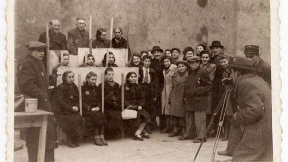 Kanınız donacak: Gömdüğü fotoğraflar Nazi dehşetini gözler önüne serdi! Görenler hayrete düştü...