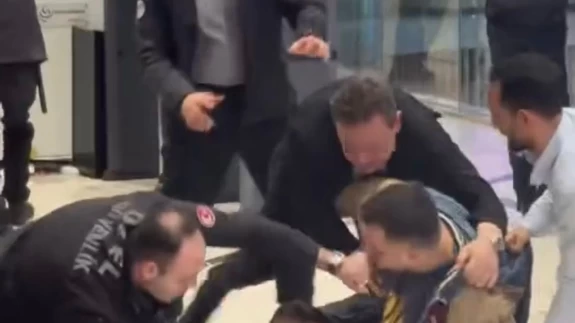 AVM'de akıl almaz olay: Güvenlik görevlisi müşteriyi ısırdı!