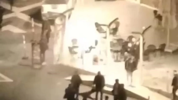 Sokak ortasında tekme tokat birbirine girdiler: O anlar kamerada