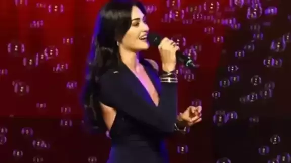 Esra Bilgiç O Ses Türkiye Yılbaşı programında sesiyle büyüledi
