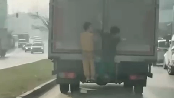 Kamyonun arkasına tutunup dakikalarca ilerlediler