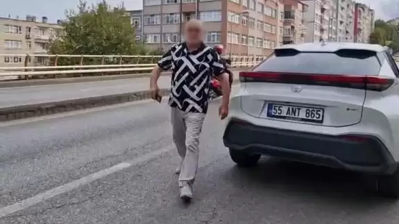 Kuryeye saldırdı: O anlar kamerada