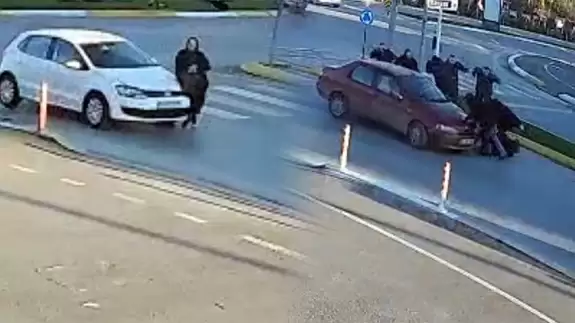 Sakarya'da akılalmaz kaza! Araba çarpan kadına, yardım beklerken ikinci araç çarptı