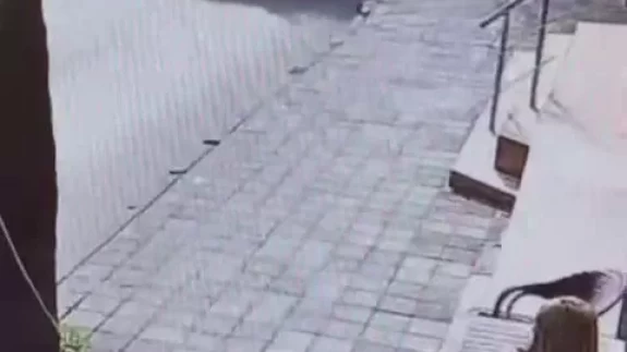 Maltepe’de yolun karşısına geçen kadına minibüs çarptı: Kaza anı kamerada