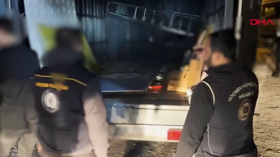 Bitlis’te kamyonetin gizli bölmesinden 12 kaçak göçmen çıktı