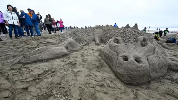 Binlerce kişi kumdan kale için buluştu