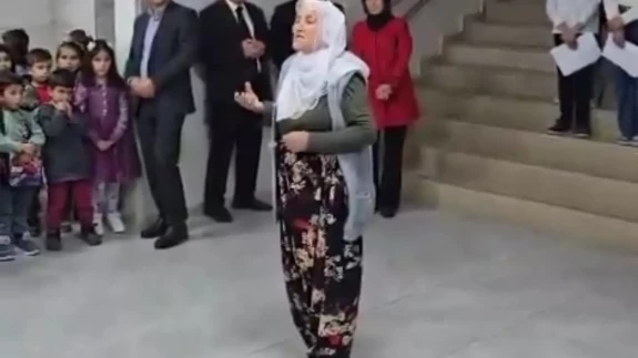 70 yaşındaki kadın, Cumhuriyet şiiriyle sosyal medyayı salladı