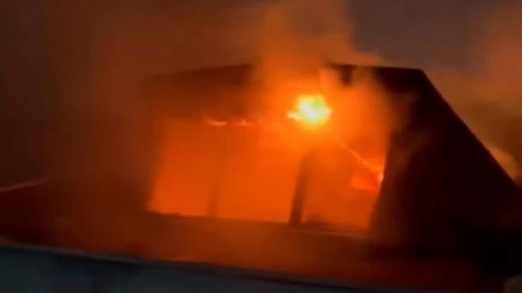 Başakşehir’de 4 katlı binanın çatı katındaki yangın vatandaşın cep telefonu kamerasına yansıdı!