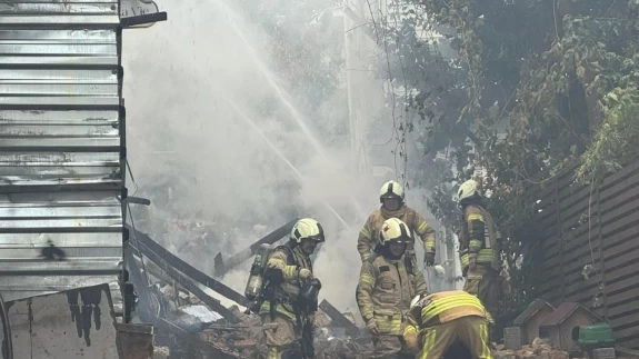Beşiktaş’ta 4 katlı ahşap binada korkutan yangın: Bina çöktü
