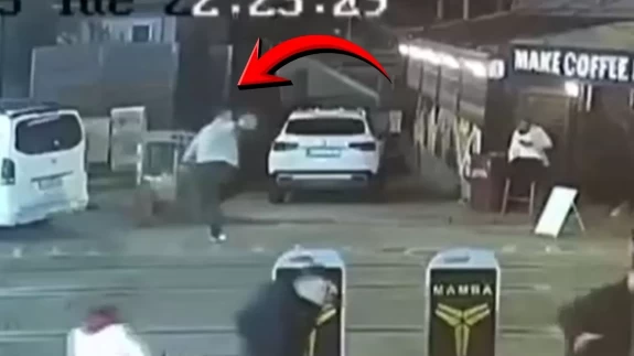 Gözünü kırpmadan insanların üzerine kurşun yağdırmıştı! Eğlence mekanı önündeki dehşetin görüntüleri ortaya çıktı