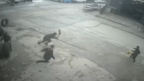 Fareyi süpürgeyle kovaladı, arkadaşı şut çeker gibi tekme attı