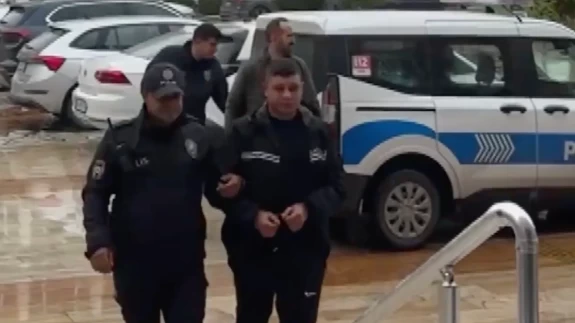 Sahte kimlikle yakalanan şüpheli tutuklandı