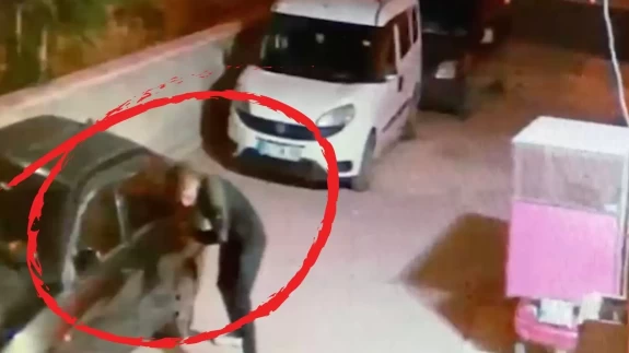 O anlar kamerada! Çorum’da şahıs 15 aracın lastiğini bıçakla patlattı