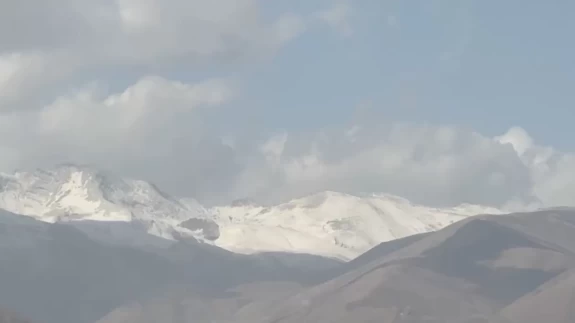 Yüksekova'ya mevsimin ilk karı düştü