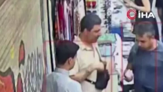 Fatih’te turistleri hedef alan “tırnakçılık” çetesi yakalandı: Hırsızlık anları kamerada
