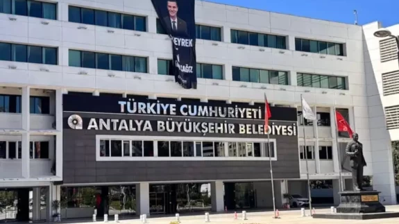 Antalya Büyükşehir Belediyesi’ne rüşvet soruşturmasında 7’nci dalga: 5 şüpheli adliyeye sevk edildi