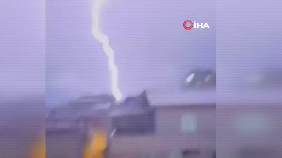 İstanbul’da sağanak yağış başladı: Gökyüzü şimşeklerle aydınlandı