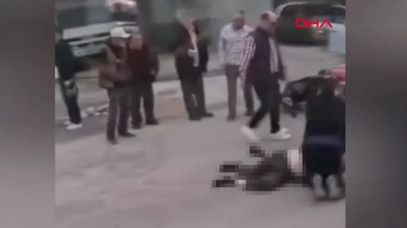 Elektrikli bisiklet sürücüsü otomobilin altında can verdi