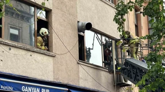 Beyoğlu’nda apartmanda havai fişek yangını: 6 kişilik aile kurtarıldı