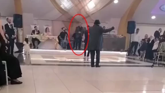 Sahnede şarkı söylerken kalp krizi geçirdi