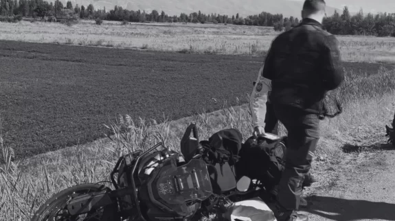 Erzincan’da motosiklet bariyere çarptı: Rus sürücü kayatını kaybetti
