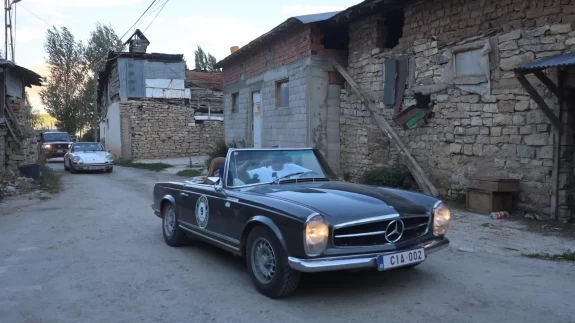 Belçika’dan yola çıktılar: Klasik otomobil tutkunları Bayburt’ta nostalji rüzgarı estirdi