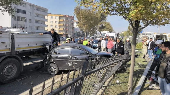 Makas atarken ortalığı birbirine kattı! Otomobil direğe, ağaca ve tıra çarptı