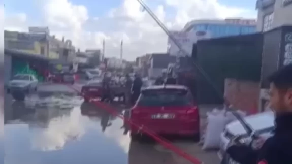 Ankara sokakları göle döndü: Vatandaşlar olta atıp balık tuttu