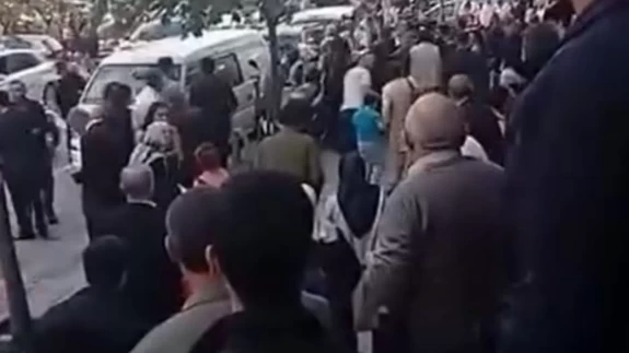 Görüntüler sosyal medyada viral oldu! Düğünde aileler arasındaki kavga cep telefonu kamerasına yansıdı, mutlu gün kabusa döndü