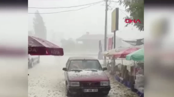 Seydikemer’de dolu sürprizi: Sokaklar beyaza büründü