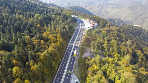 Bolu'da sürücüler sonbahar renkleri arasında yolculuk yapıyor