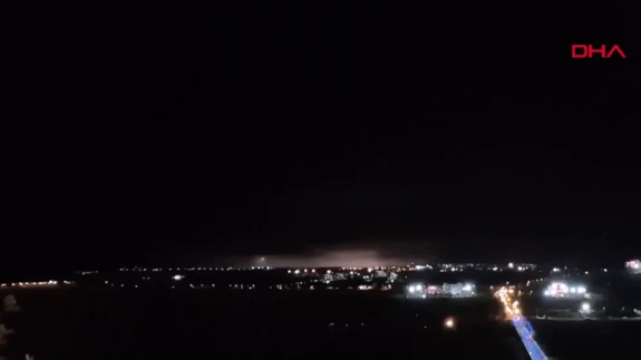 Şimşekler gökyüzünü aydınlattı