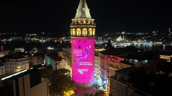 Galata Kulesi meme kanserine dikkati çekmek için pembe renkle aydınlatıldı