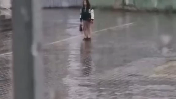 Iğdır’da yağmur altında İstiklal Marşı okuyan öğrenci duygulandırdı