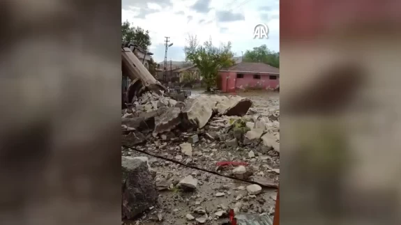 Ankara’da fırtına cami minaresini yıktı