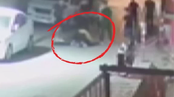 Adana’da sokak ortasında tekme ve yumruklu kavga kamerada