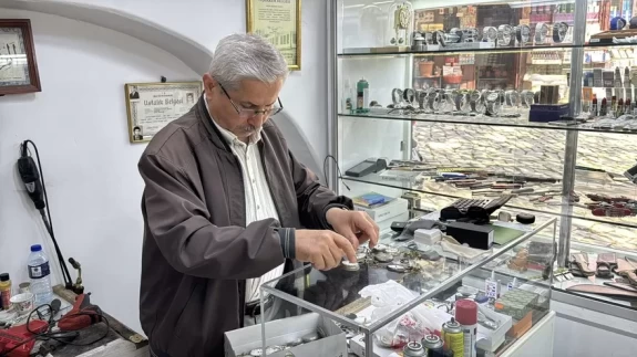 Karabüklü saat tamircisi yarım asırdır saatleri ayarlıyor