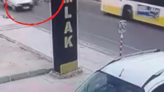 Motosikletli köpekle birlikte savruldu! Tüyler ürperten anlar kamerada