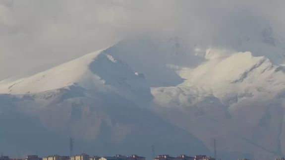 Van'da yüksek kesimlere düşen kar, dağları beyaz örtüyle kapladı