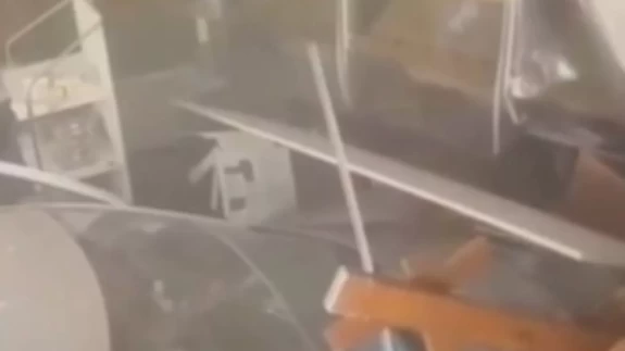 Edirne’de kontrolden çıkan otomobil ekmek fırınına girdi. O anlar güvenlik kamerasına saniye saniye yansıdı.