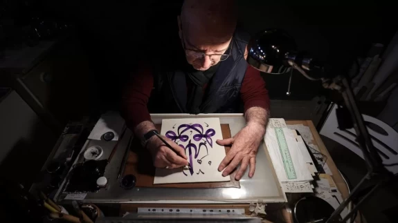 Emekli öğretmen hayranlık duyduğu hat sanatını öğrenip atölye kurdu