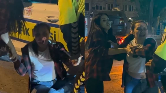 Kayseri’de alkollü kadın yolcu polis ekiplerine zor anlar yaşattı! Bağırarak kendini yere attı